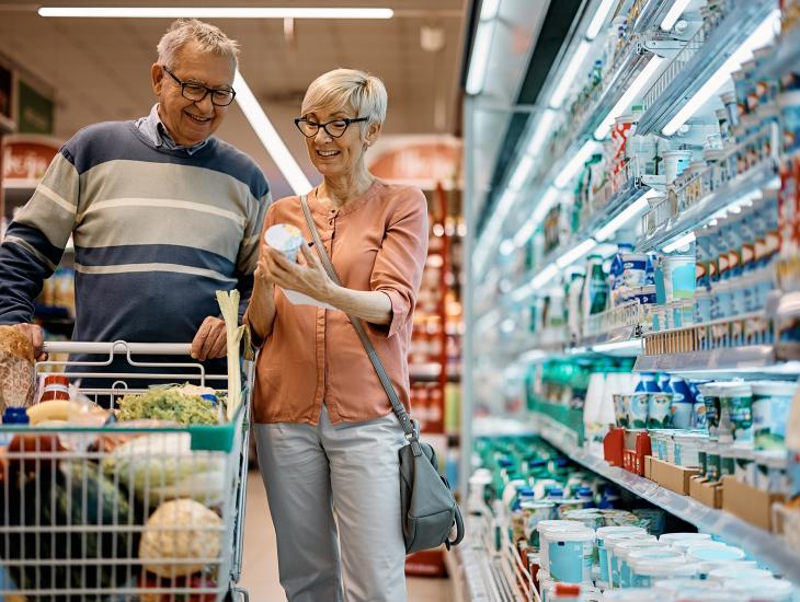 Een ouder echtpaar doet boodschappen in de supermarkt