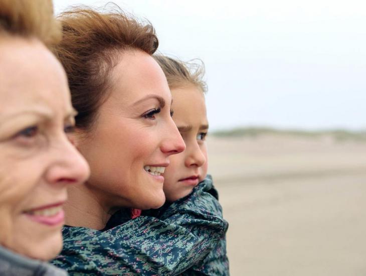 Drie generaties vrouwen op het strand